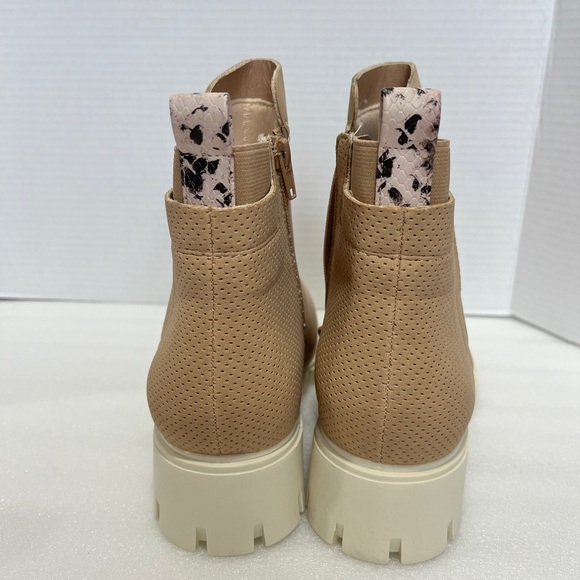 Journee Collection Women’s Tan Faux Leather Lug Sole Ankle Boot Size 9 Tan NEW - Picture 6 of 9